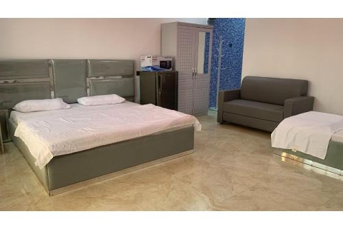 穆桑納的住宿－Super OYO 150 Reef Al Khaleej Resort，一间卧室配有两张床和椅子