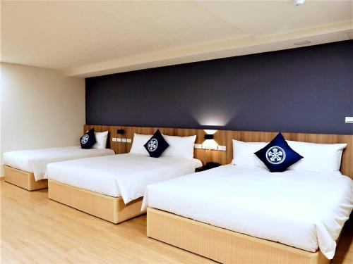 台南的住宿－河樂文旅，蓝色墙壁客房的两张床