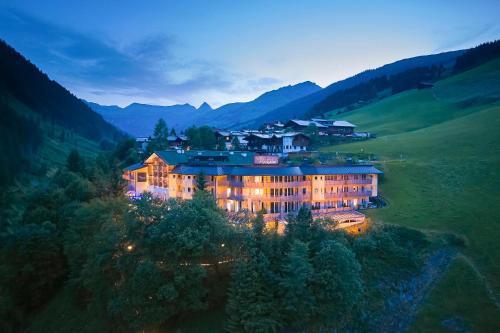 una vista aérea de un hotel en las montañas en Hotel Residenz Hochalm, en Saalbach Hinterglemm