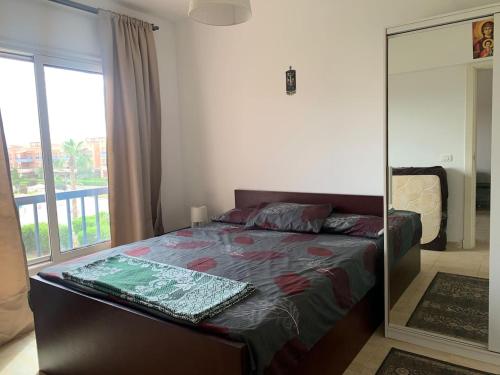 una camera con un letto con una parete in vetro di Lovely sea & pool view Rental unit, " 3 bedrooms For Families Only" a Ain Sokhna