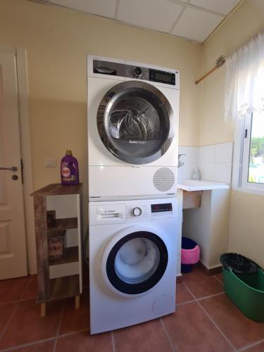 a washer and a washing machine in a room at Pension Die kleine Auszeit in Denia