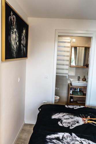 a bedroom with a bed and a mirror and a sink at La Vista in Drage