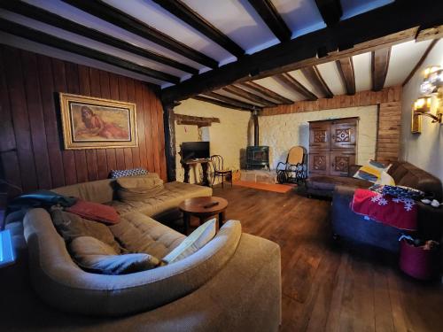 sala de estar con sofá y mesa en Kukuma Etxea Habitaciones con derecho a cocina en Galarreta