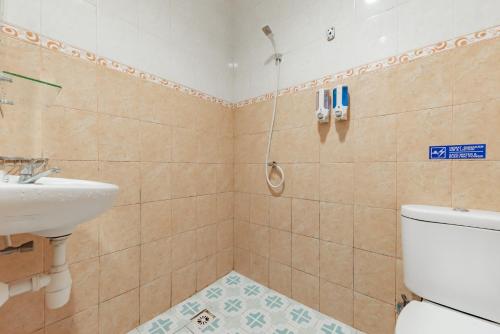 La salle de bains est pourvue de toilettes et d'un lavabo. dans l'établissement RedDoorz Syariah near Taman Bekapai 2, à Klandasan Kecil