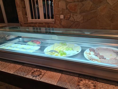 een vitrine met borden met eten erin bij Pension Die kleine Auszeit in Denia