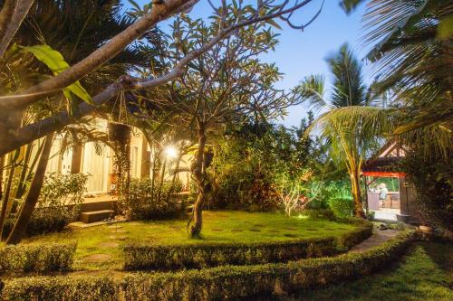 a house with a garden in front of it at Pondok Kembung Canggu in Dalung