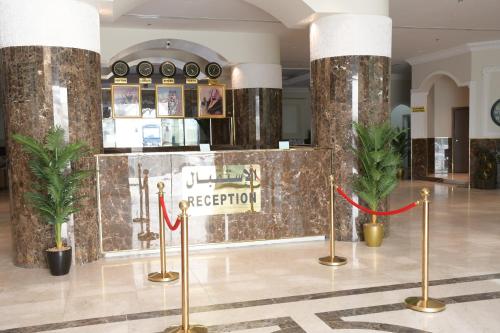 a lobby with a sign that reads cyberport at فندق ايلاف الشرقية 2 Elaf Eastern Hotel 2 in Sayhāt