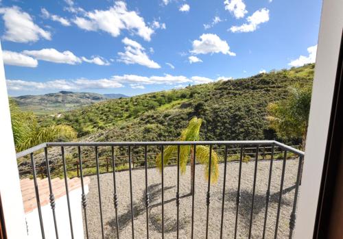 アロラにあるEl Capricho Villa Rural Caminito del Reyのバルコニーから丘の景色を望めます。