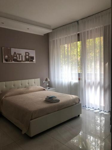 una camera da letto con un letto e una grande finestra di da Sofia a Bologna