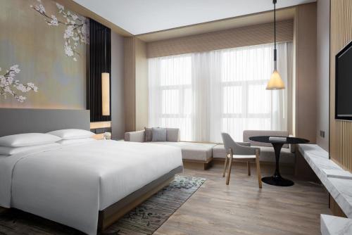 Katil atau katil-katil dalam bilik di Courtyard by Marriott Jiangsu Taizhou