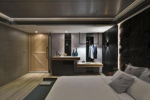 a bedroom with a bed and a sink in it at Merry Day Motel Zhonghe Branch in Zhonghe