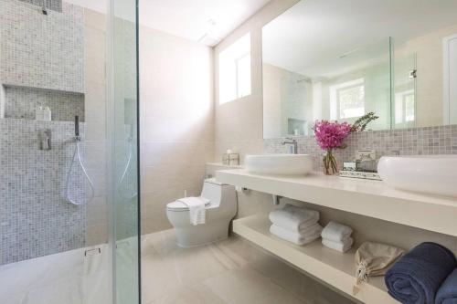 サムイ島にあるCobalt Suite Sea View Apartmentのシャワー、洗面台、トイレ付きのバスルーム