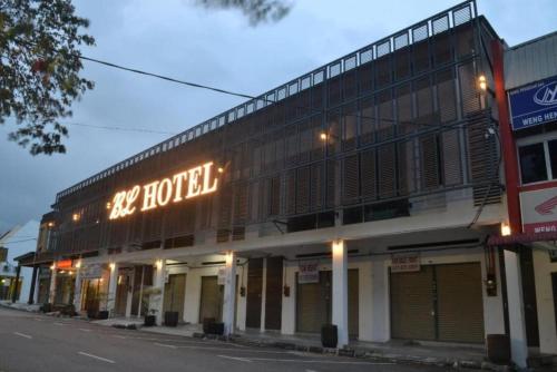 イポーにあるJQ BL Hotel, Ipohの目の宿を読む看板のある大きな建物