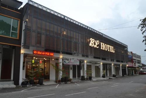 イポーにあるJQ BL Hotel, Ipohの通り側のホテル付き建物