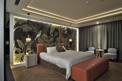 a bedroom with a large bed and a wall with plants at Merry Day Motel Zhonghe Branch in Zhonghe