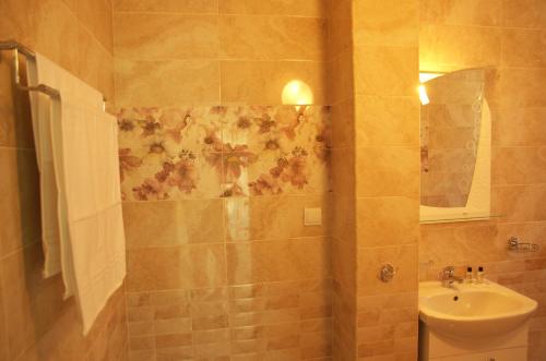 bagno con lavandino e servizi igienici di Hotel Sany a Primorsko