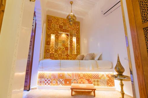 丹吉尔Riad Villa with Mediterranean Sea Views of Spain and Gibraltar的一间设有一张床铺的卧室,位于一个带镜子的房间