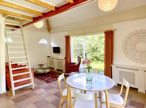 埃佩的住宿－Uylkenshof safaritenten en natuurhuisjes，客厅配有桌椅