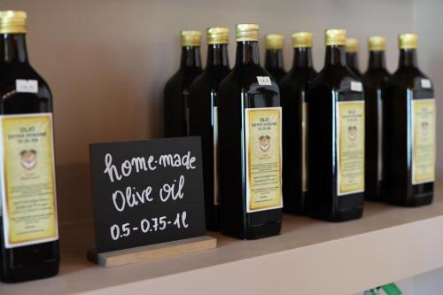eine Reihe von Flaschen Wein auf einem Regal in der Unterkunft Agricampeggio Paradiso in Brenzone sul Garda