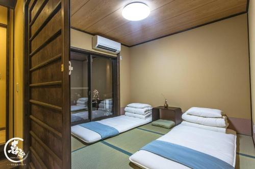 Postel nebo postele na pokoji v ubytování Kisya---Kyoto Machiya Guesthouse
