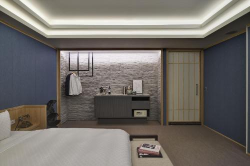 a hotel room with a bed and a sink at Merry Day Motel Zhonghe Branch in Zhonghe