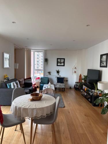 uma sala de estar com um sofá e uma mesa em Lovely Stay near Central London em Londres