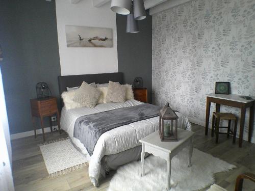 Postel nebo postele na pokoji v ubytování LE CLOCOONING Chambres d'Hôtes chez l'habitant