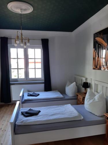 - 2 lits dans une chambre avec 2 fenêtres dans l'établissement Art Deco Villa Bacharach, à Bacharach
