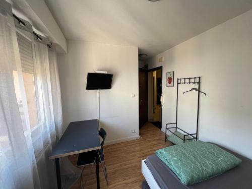 une chambre avec un lit, un bureau et une table dans l'établissement studio elis hypercentre, à Strasbourg