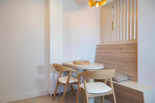 une petite table et deux chaises dans une pièce dans l'établissement Studio Vue sur Mer - B1, à Saint-Tropez