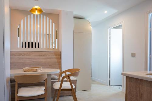 une salle à manger avec une table et deux chaises dans l'établissement Studio Vue sur Mer - B1, à Saint-Tropez
