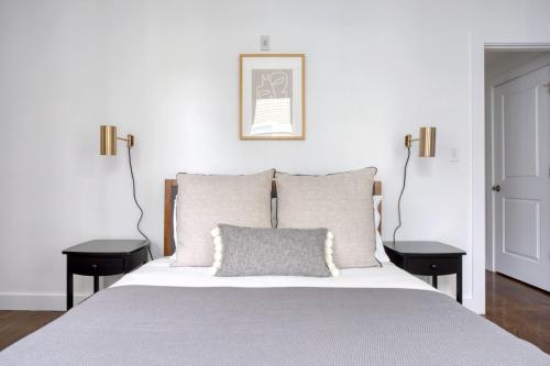 Postel nebo postele na pokoji v ubytování Charming 3BR w WD nr MIT Kendall Sq BOS-453