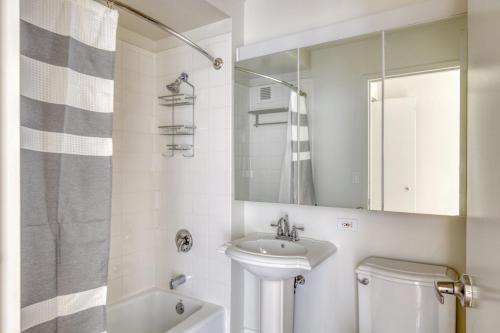 bagno con lavandino, servizi igienici e specchio di UWS 1br w doorman gym nr Central Park NYC-932 a New York