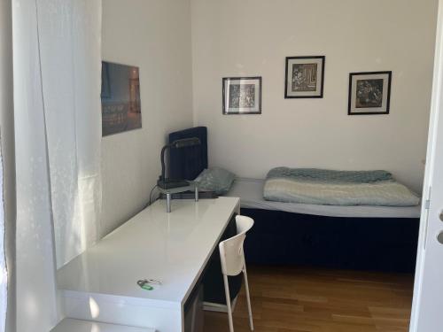 Cette petite chambre comprend un bureau et un lit. dans l'établissement Zimmer mit eigenem Bad, à Ulm