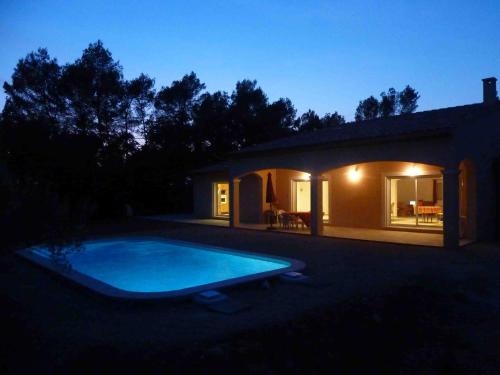 une piscine devant une maison la nuit dans l'établissement Villa en Provence Verte, à Carcès
