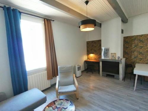 - un salon avec un canapé, une chaise et un bureau dans l'établissement Maison 3 chambres+Centre ville+Terrase, à Arles