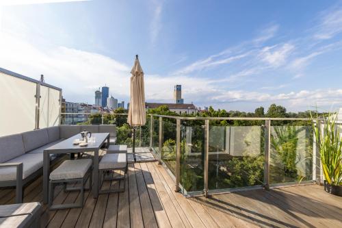 SkyLine Apartment mit Terrasse close to Lakes
