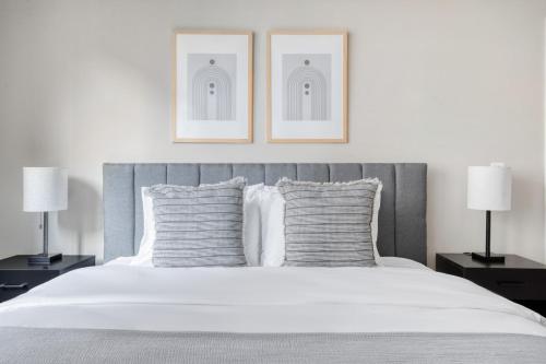 Postel nebo postele na pokoji v ubytování Mount Vernon 1BR w Gym WD nr Capital One Arena WDC-489