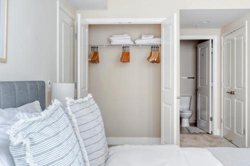 Koupelna v ubytování Mount Vernon 1BR w Gym WD nr Capital One Arena WDC-489