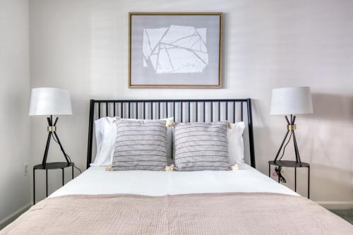 Voodi või voodid majutusasutuse Logan Circle 1BR w Gym WD Pool nr bars WDC-483 toas