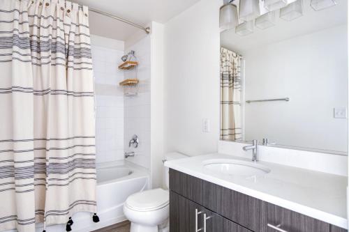 Vannituba majutusasutuses Logan Circle 1BR w Gym WD Pool nr bars WDC-483