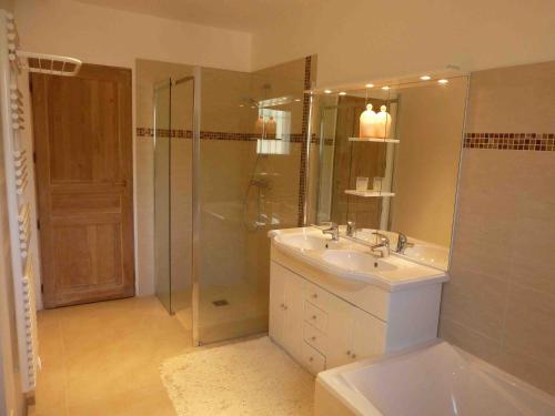 une salle de bain avec un lavabo et une douche en verre dans l'établissement Villa en Provence Verte, à Carcès
