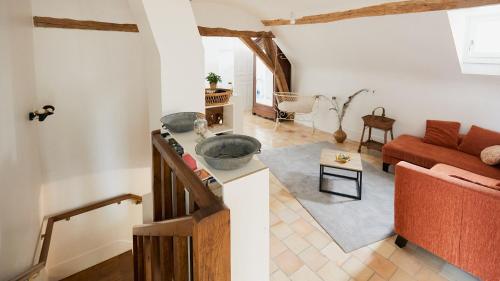 un salon avec un canapé et une table dans l'établissement La Maison d'Eugénie - Un cocon au coeur de la nature, à 20 minutes de Disneyland ParisⓇ, à Mortcerf