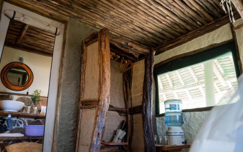 une chambre avec fenêtre et une chambre avec dans l'établissement Soroi Leopards Lair, à Mwatate