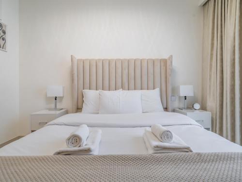 Fotografie z fotogalerie ubytování Downtown Decadence : A 1BR Urban Sanctuary v Dubaji