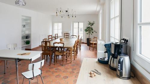 une cuisine et une salle à manger avec une table et une cafetière dans l'établissement La Maison d'Eugénie - Un cocon au coeur de la nature, à 20 minutes de Disneyland ParisⓇ, à Mortcerf