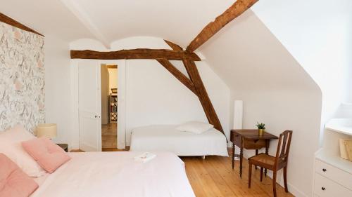 - une chambre avec 2 lits, un bureau et une table dans l'établissement La Maison d'Eugénie - Un cocon au coeur de la nature, à 20 minutes de Disneyland ParisⓇ, à Mortcerf