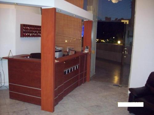 una cocina con encimera en una habitación con ventana en Omaima Hotel Apartments, en Amán