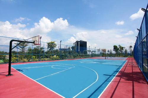 an empty basketball court with a basketball hoop at Macrolink Medini Legoland by Stayrene in Kangkar Pendas