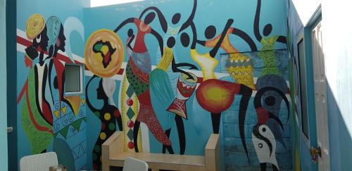 a mural on the side of a building at Casa Au Bonheur des Randonneurs in Ponta do Sol
